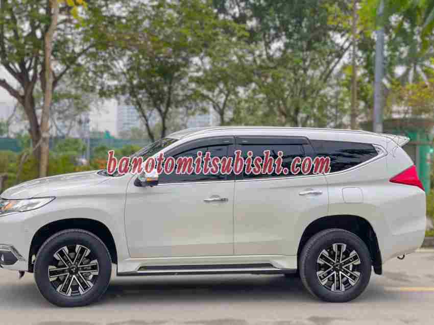 Cần bán gấp Mitsubishi Pajero Sport 3.0G 4x2 AT đời 2017, màu Trắng