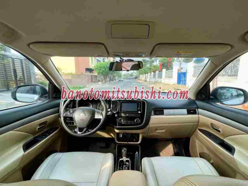 Cần bán gấp Mitsubishi Outlander 2.0 CVT đời 2018, màu Trắng