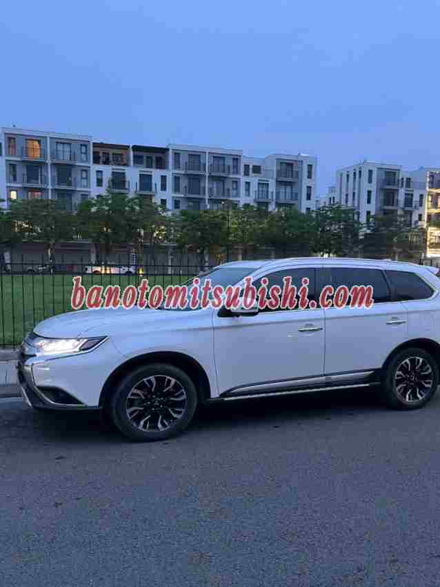 Cần bán xe Mitsubishi Outlander Premium 2.0 CVT năm 2021 màu Trắng cực đẹp