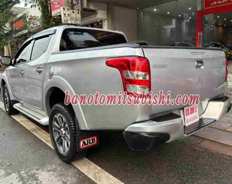 Cần bán gấp xe Mitsubishi Triton 4x2 AT 2017 màu Bạc